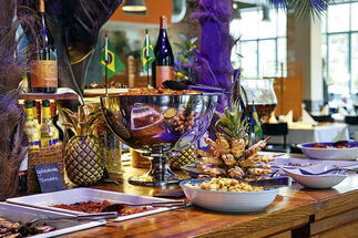 Buffet mit Fleisch, Fisch und Vorspeisen
