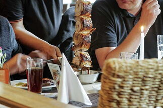 Rodiziospieß am Tisch serviert